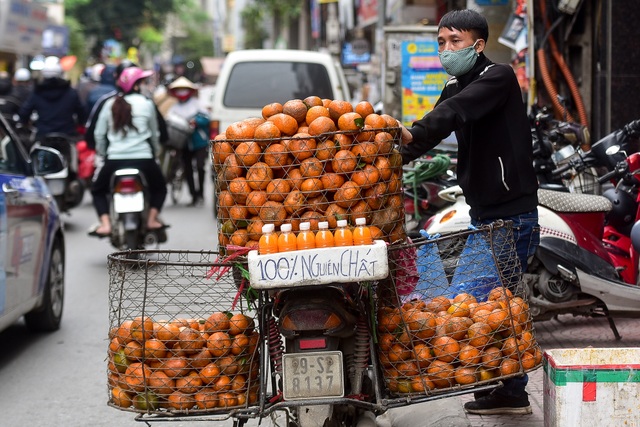 Tiểu thương vắt cam mỏi tay, kiếm bộn tiền những ngày dịch Covid-19 - 12 Tiểu thương vắt cam mỏi tay, kiếm bộn tiền những ngày dịch Covid-19 - 12
