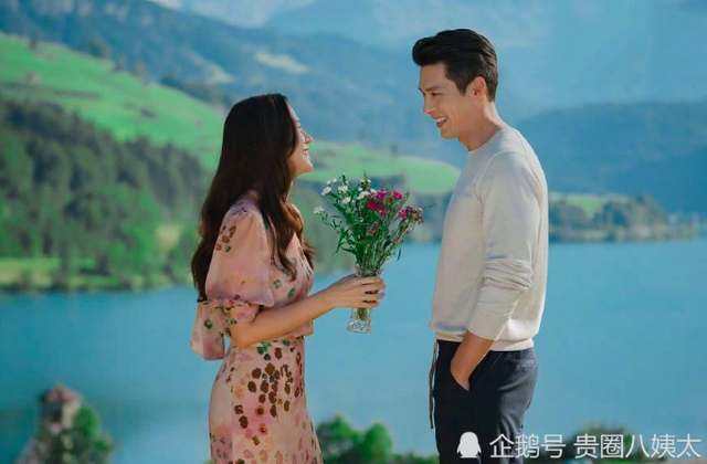 Hyun Bin ôm Son Ye Jin tại tiệc ăn mừng “Hạ cánh nơi anh” kết thúc - 12 Hyun Bin ôm Son Ye Jin tại tiệc ăn mừng “Hạ cánh nơi anh” kết thúc - 12