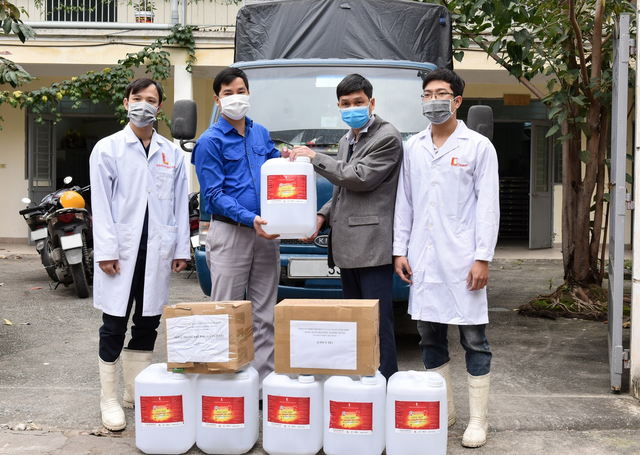 ĐH Bách khoa HN tặng quà, thăm hỏi SV đang sống ở “tâm dịch” Vĩnh Phúc - 1 ĐH Bách khoa HN tặng quà, thăm hỏi SV đang sống ở “tâm dịch” Vĩnh Phúc - 1
