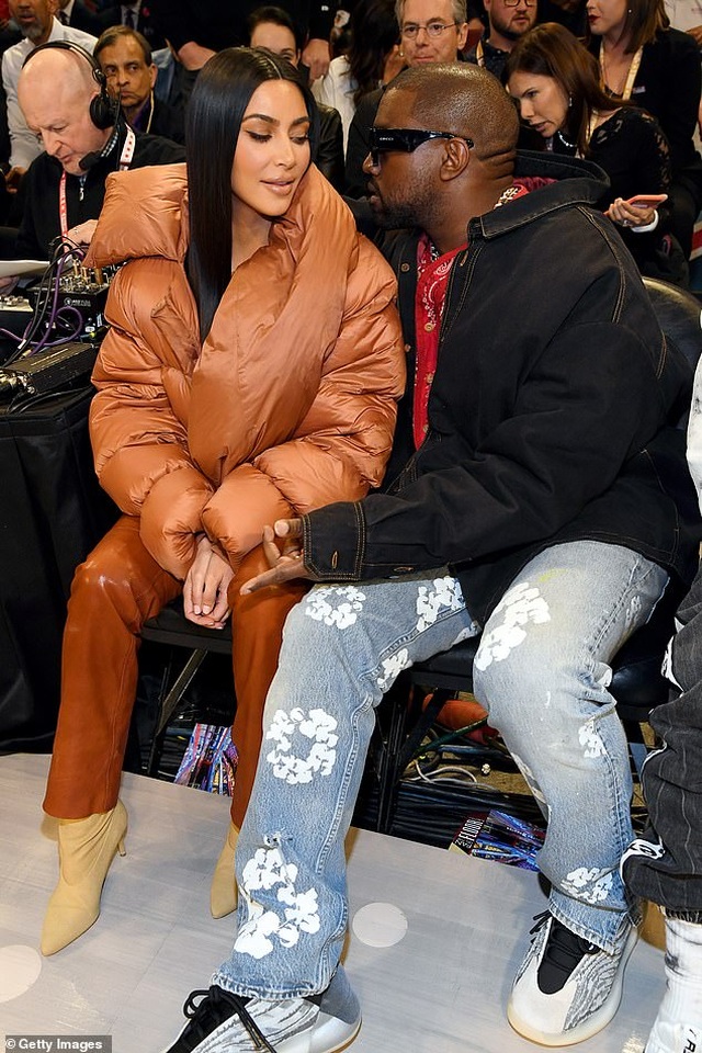 Kim Kardashian và chồng tình tứ đi xem bóng rổ - 1 Kim Kardashian và chồng tình tứ đi xem bóng rổ - 1