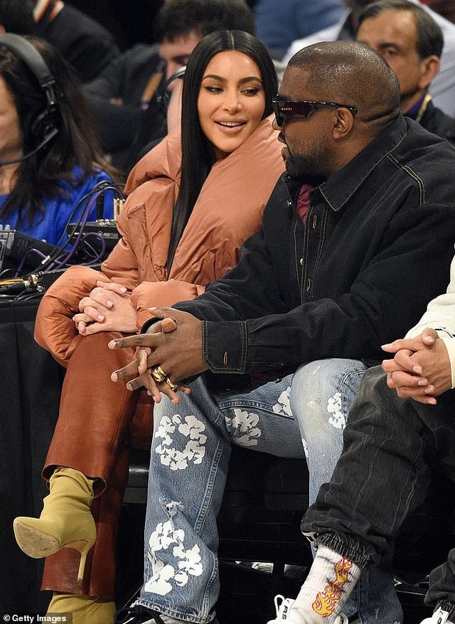 Kim Kardashian và chồng tình tứ đi xem bóng rổ - 3 Kim Kardashian và chồng tình tứ đi xem bóng rổ - 3
