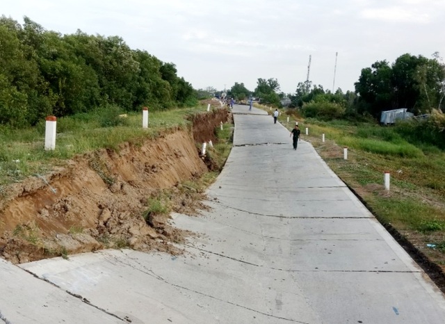 Cận cảnh đường đê biển sụt lún, vỡ toác dù sử dụng chưa lâu - 1 Cận cảnh đường đê biển sụt lún, vỡ toác dù sử dụng chưa lâu - 1
