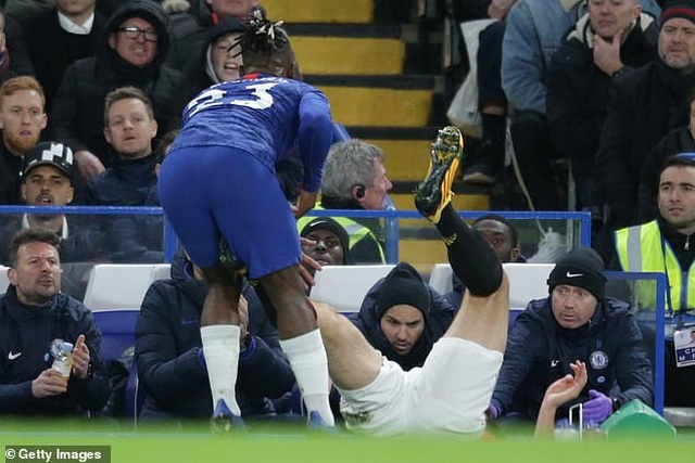 Bỏ bóng đá người, đội trưởng Man Utd thoát thẻ đỏ - 2 Bỏ bóng đá người, đội trưởng Man Utd thoát thẻ đỏ - 2