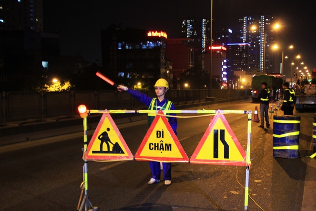 Hà Nội: Công nhân xuyên đêm sửa chữa đường vành đai 3 trên cao - 8 Hà Nội: Công nhân xuyên đêm sửa chữa đường vành đai 3 trên cao - 8
