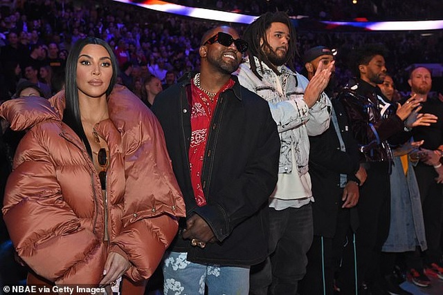 Kim Kardashian và chồng tình tứ đi xem bóng rổ - 4 Kim Kardashian và chồng tình tứ đi xem bóng rổ - 4