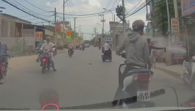 Băng giật dây chuyền dùng bình hơi cay chống trả để tẩu thoát - 2 Băng giật dây chuyền dùng bình hơi cay chống trả để tẩu thoát - 2