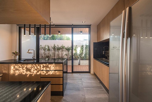 Nhà mặt phố, chằng chịt dây điện lột xác đẹp như biệt thự sau cải tạo - 6