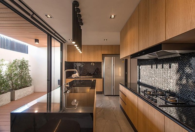 Nhà mặt phố, chằng chịt dây điện lột xác đẹp như biệt thự sau cải tạo - 8