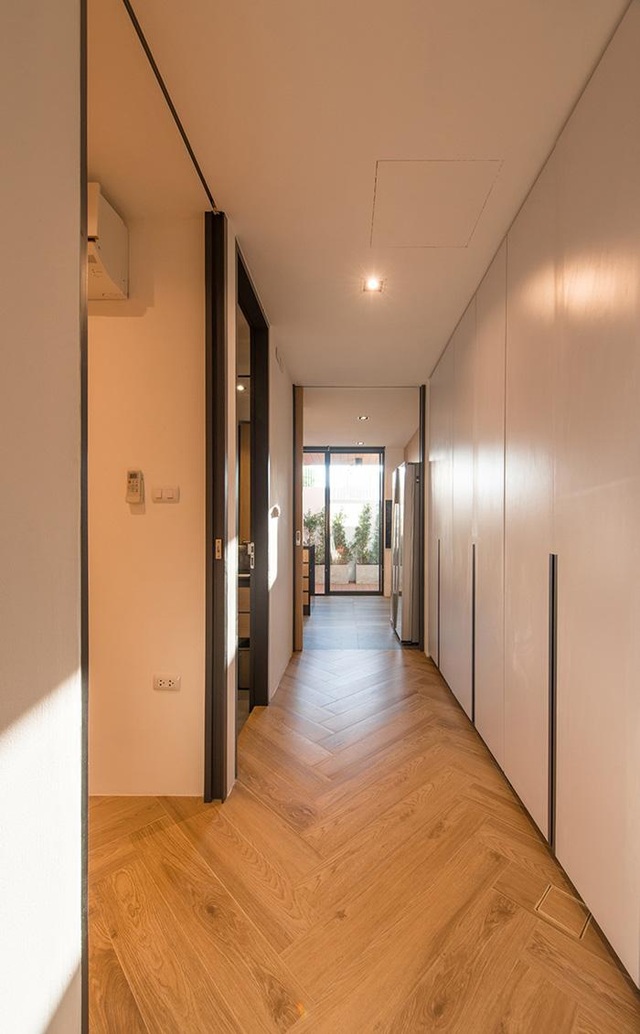 Nhà mặt phố, chằng chịt dây điện lột xác đẹp như biệt thự sau cải tạo - 9