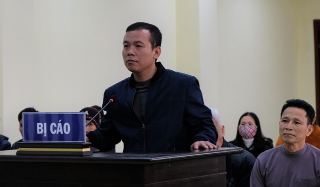 Xử vụ đánh nhau náo loạn khu du lịch Hải Tiến: Tát công an vì tưởng nhà báo - 2 Xử vụ đánh nhau náo loạn khu du lịch Hải Tiến: Tát công an vì tưởng nhà báo - 2