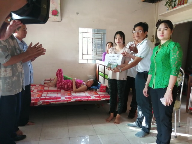 Cô gái mượn nhà lập bàn thờ cho cha” được bạn đọc giúp đỡ số tiền lớn - 1