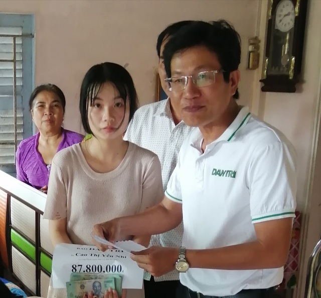 Cô gái mượn nhà lập bàn thờ cho cha” được bạn đọc giúp đỡ số tiền lớn - 2