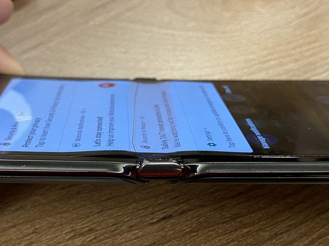 Màn hình gập Motorola Razr 2019 bị bong sau 1 tuần sử dụng - Ảnh minh hoạ 2
