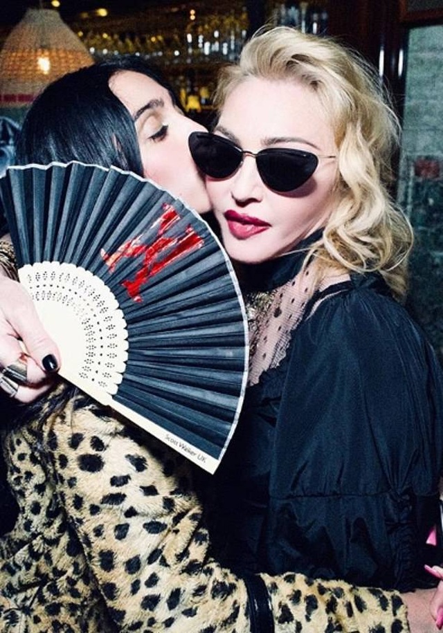 Madonna tình tứ hôn bồ kém 36 tuổi - 3 Madonna tình tứ hôn bồ kém 36 tuổi - 3