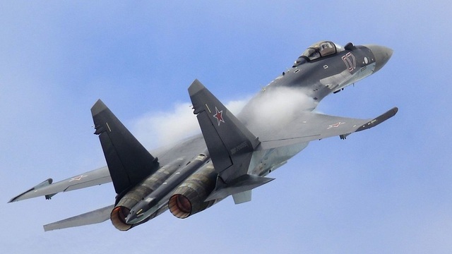 Cận cảnh “bóng ma bầu trời” Su-35S diễn tập ném bom không kích