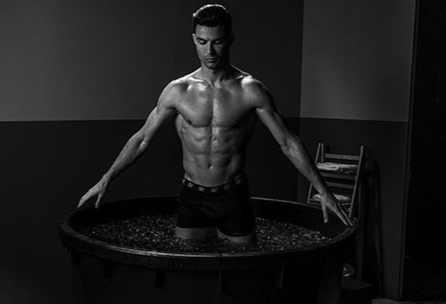 C.Ronaldo gây “bão” với loạt ảnh khoe thân dầm nước đá đầy ấn tượng - 1