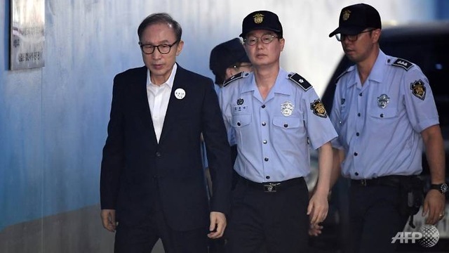 Cựu Tổng thống Hàn Quốc thụ án 17 năm tù vì nhận hối lộ