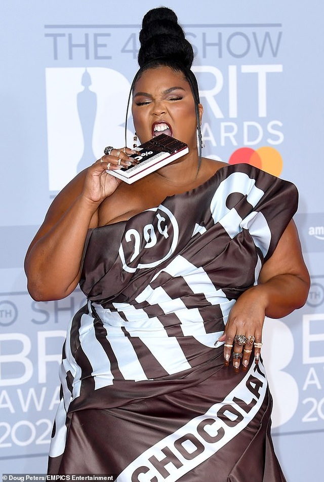Lizzo diện váy như vỏ kẹo socola - 2