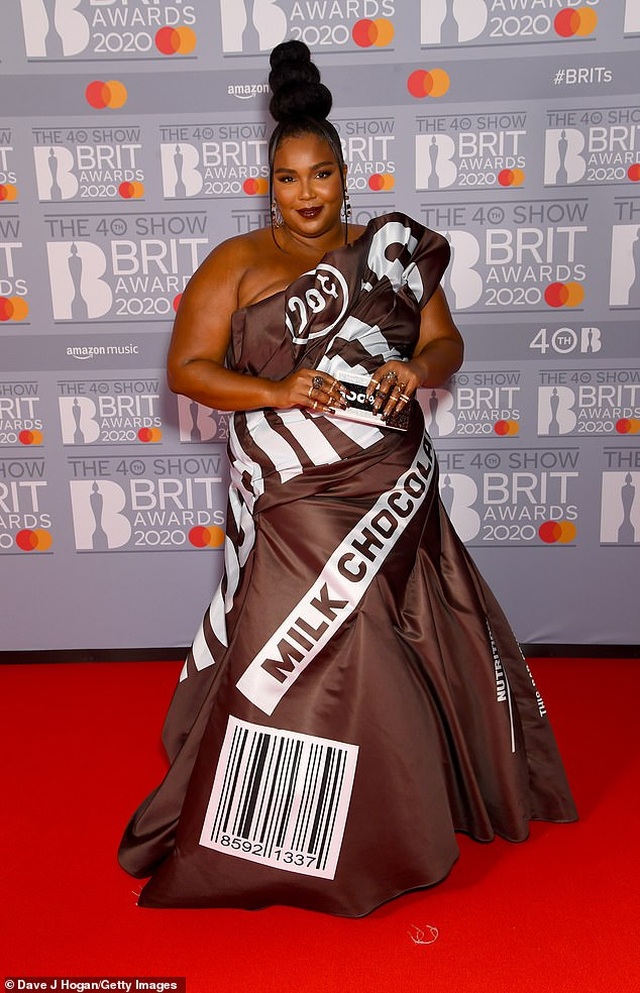 Lizzo diện váy như vỏ kẹo socola - 7