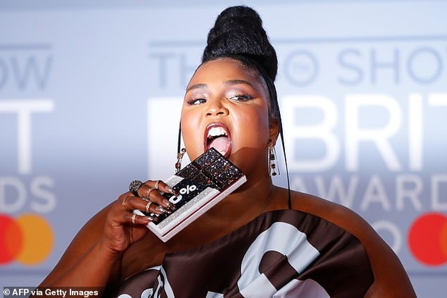 Lizzo diện váy như vỏ kẹo socola - 3