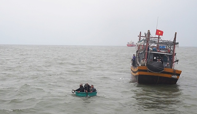 Tàu chìm, 1 ngư dân mất tích, 6 người lênh đênh trên biển - 1 Tàu chìm, 1 ngư dân mất tích, 6 người lênh đênh trên biển - 1
