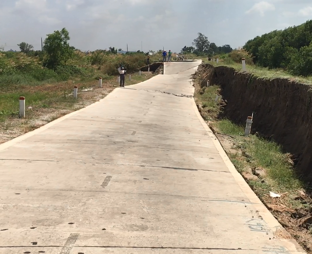 Hé lộ nguyên nhân sự cố sụt lún đường đê biển Tây ở Cà Mau - 2 Hé lộ nguyên nhân sự cố sụt lún đường đê biển Tây ở Cà Mau - 2
