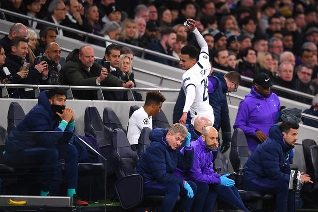 Ngôi sao Tottenham nổi điên, đập phá vì bị thay ra sân - 1 Ngôi sao Tottenham nổi điên, đập phá vì bị thay ra sân - 1