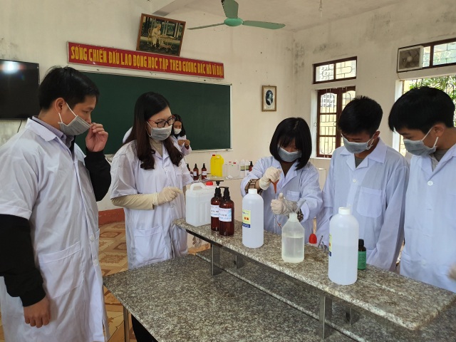 Nhiều trường pha chế sẵn nước rửa tay phòng dịch cho học sinh sau đợt nghỉ - 1 Nhiều trường pha chế sẵn nước rửa tay phòng dịch cho học sinh sau đợt nghỉ - 1