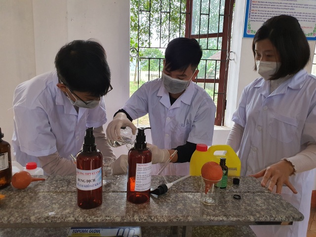 Nhiều trường pha chế sẵn nước rửa tay phòng dịch cho học sinh sau đợt nghỉ - 3 Nhiều trường pha chế sẵn nước rửa tay phòng dịch cho học sinh sau đợt nghỉ - 3