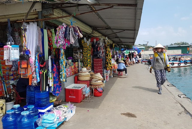 Nha Trang: Hàng trăm tàu du lịch nằm bờ, cảng du lịch đìu hiu chưa từng có - 6 Nha Trang: Hàng trăm tàu du lịch nằm bờ, cảng du lịch đìu hiu chưa từng có - 6