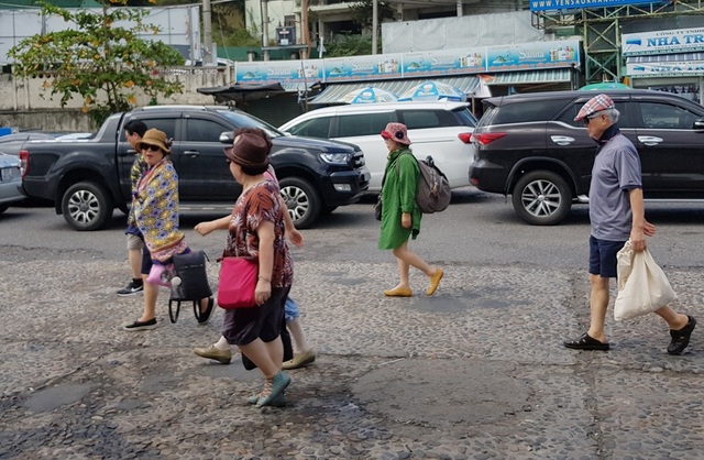 Nha Trang: Hàng trăm tàu du lịch nằm bờ, cảng du lịch đìu hiu chưa từng có - 4 Nha Trang: Hàng trăm tàu du lịch nằm bờ, cảng du lịch đìu hiu chưa từng có - 4