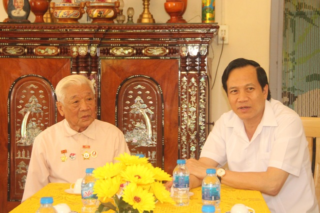 Bộ trưởng Đào Ngọc Dung thăm và tặng quà gia đình chính sách tỉnh Đồng Tháp - 4 Bộ trưởng Đào Ngọc Dung thăm và tặng quà gia đình chính sách tỉnh Đồng Tháp - 4
