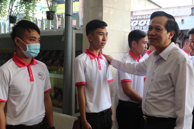 Bộ trưởng Đào Ngọc Dung: Đồng Tháp nên coi nguồn nhân lực là khâu đột phá - 5 Bộ trưởng Đào Ngọc Dung: Đồng Tháp nên coi nguồn nhân lực là khâu đột phá - 5