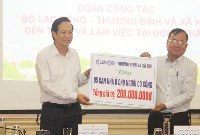 Bộ trưởng Đào Ngọc Dung thăm và tặng quà gia đình chính sách tỉnh Đồng Tháp - 5 Bộ trưởng Đào Ngọc Dung thăm và tặng quà gia đình chính sách tỉnh Đồng Tháp - 5
