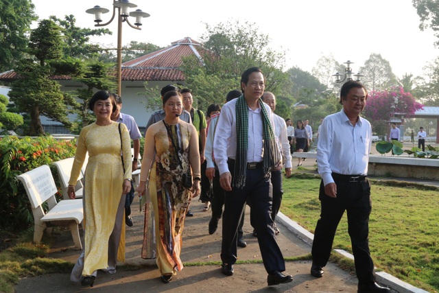 Bộ trưởng Đào Ngọc Dung: Đồng Tháp nên coi nguồn nhân lực là khâu đột phá - 7 Bộ trưởng Đào Ngọc Dung: Đồng Tháp nên coi nguồn nhân lực là khâu đột phá - 7