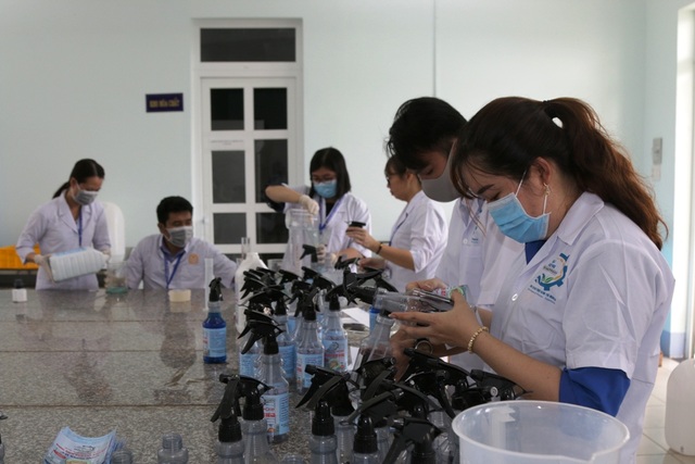 Trường ĐH Trà Vinh điều chế 2.500 lít rửa tay sát khuẩn phục vụ HS, SV - 5