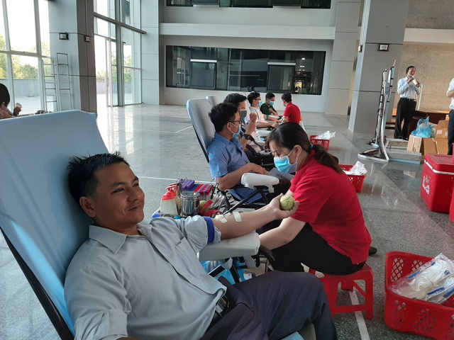 Hàng trăm nhân viên y tế hiến máu tình nguyện trong mùa dịch Covid-19 - 2 Hàng trăm nhân viên y tế hiến máu tình nguyện trong mùa dịch Covid-19 - 2