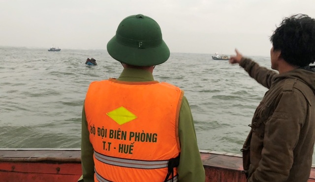 Tàu chở 11 thuyền viên mắc cạn trên biển do đá ngầm - 2 Tàu chở 11 thuyền viên mắc cạn trên biển do đá ngầm - 2