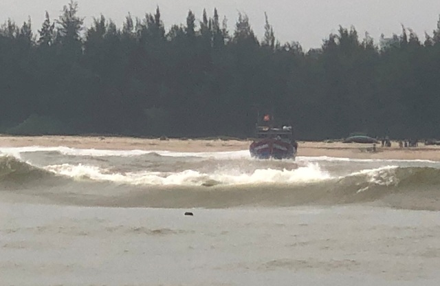 Tàu chở 11 thuyền viên mắc cạn trên biển do đá ngầm - 1 Tàu chở 11 thuyền viên mắc cạn trên biển do đá ngầm - 1