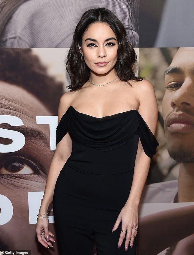 Vanessa Hudgens khoe vai trần nuột nà - 4 Vanessa Hudgens khoe vai trần nuột nà - 4