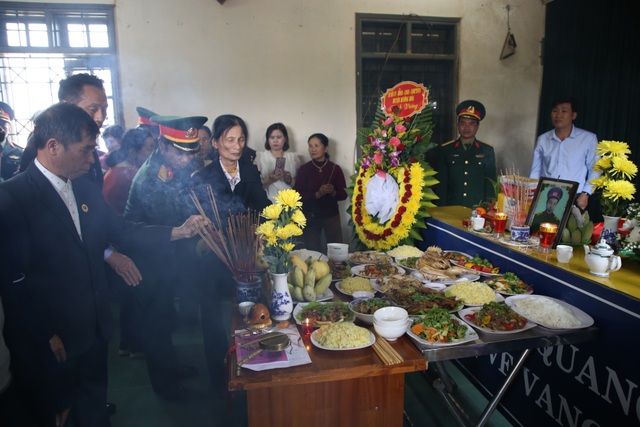 Xúc động đưa liệt sĩ hồi hương sau gần 50 năm nằm lại chiến trường - 2 Xúc động đưa liệt sĩ hồi hương sau gần 50 năm nằm lại chiến trường - 2