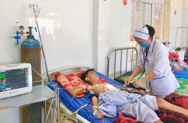 Cứu sống bé trai bị trụ bê tông đè vỡ gan nguy kịch - 1 Cứu sống bé trai bị trụ bê tông đè vỡ gan nguy kịch - 1