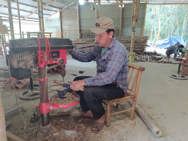 Phó giám đốc bỏ việc về quê làm nghề mây tre đan - 1 Phó giám đốc bỏ việc về quê làm nghề mây tre đan - 1