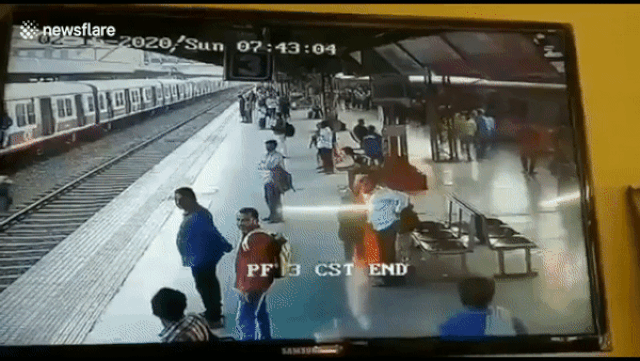 Hành khách suýt bị tàu đâm trúng khi liều lĩnh chạy qua đường ray - 1 Hành khách suýt bị tàu đâm trúng khi liều lĩnh chạy qua đường ray - 1
