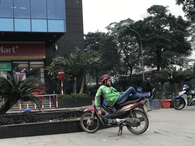 Dịch corona: Xe ôm “đói” khách, tài xế bấm điện thoại ngồi chơi cả ngày - 1 Dịch corona: Xe ôm “đói” khách, tài xế bấm điện thoại ngồi chơi cả ngày - 1