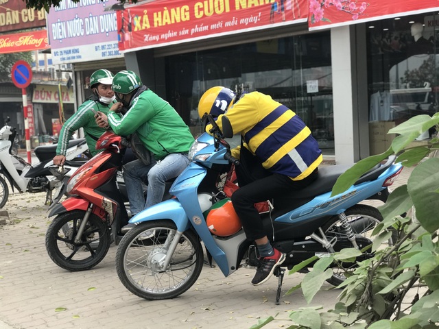 Dịch corona: Xe ôm “đói” khách, tài xế bấm điện thoại ngồi chơi cả ngày - 2 Dịch corona: Xe ôm “đói” khách, tài xế bấm điện thoại ngồi chơi cả ngày - 2