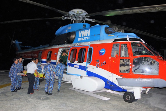 Trực thăng vượt biển trong đêm, cứu 2 ngư dân nguy kịch - 3 Trực thăng vượt biển trong đêm, cứu 2 ngư dân nguy kịch - 3