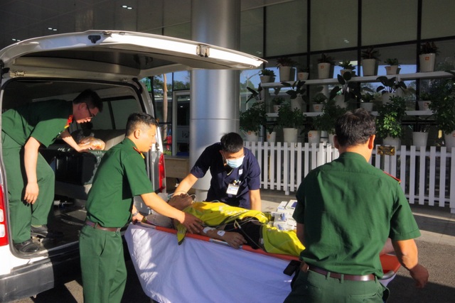 Trực thăng vượt biển trong đêm, cứu 2 ngư dân nguy kịch - 6 Trực thăng vượt biển trong đêm, cứu 2 ngư dân nguy kịch - 6