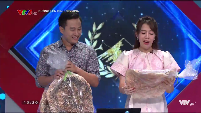 Nữ sinh tặng bánh đa kế khổng lồ giành chiến thắng thi tuần Olympia - 3 Nữ sinh tặng bánh đa kế khổng lồ giành chiến thắng thi tuần Olympia - 3