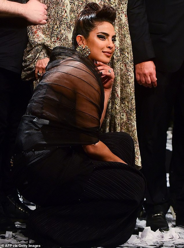 Priyanka Chopra gợi cảm đi xem show thời trang - 3
